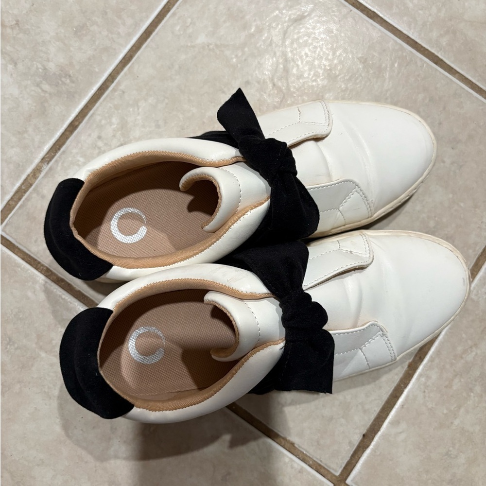 Chic White Sneakers with Black Bow